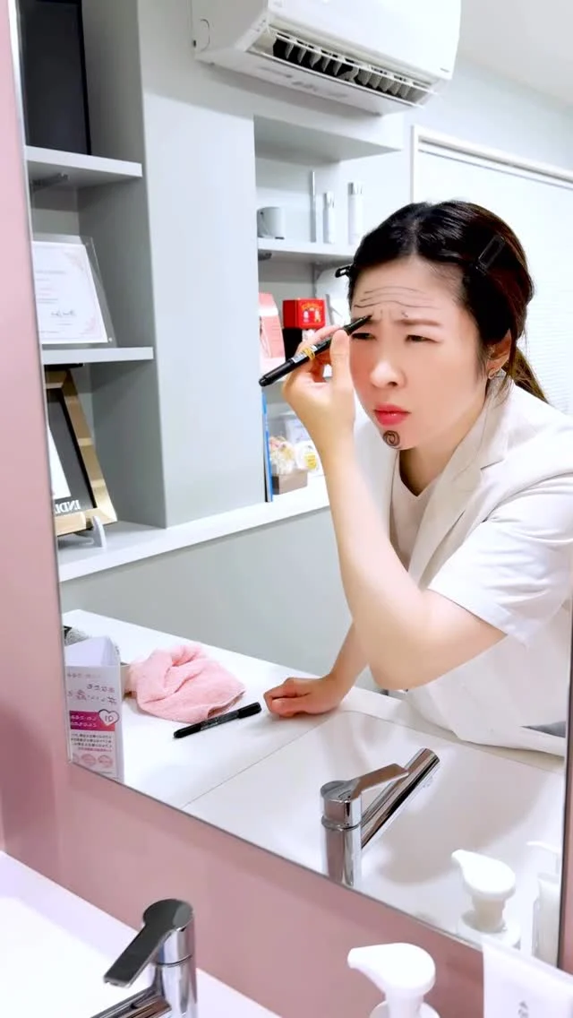 「ちょっと気になる“疲れ顔”、原因は？」詳細は続きを読むから↓
@dr_shiori

鏡を見たとき、
「なんだか少し疲れて見えるかも」と感じたことはありませんか？

眉間やおでこ、あごなどの【表情ジワ】は、
疲れて見えたり、怒って見えたりする原因のひとつ。
ボトックスは、そんな表情ジワを自然に和らげる治療です。

でも実は、それだけではありません。
印象を柔らかくしたり、輪郭を整えたりと、
【美しさのバランス】を整えることもできるんです。

あなたはどの部位が気になりますか？
いつも注射してるよ！という方は、普段はどの部位にしてるかコメントで教えてくださいね💬